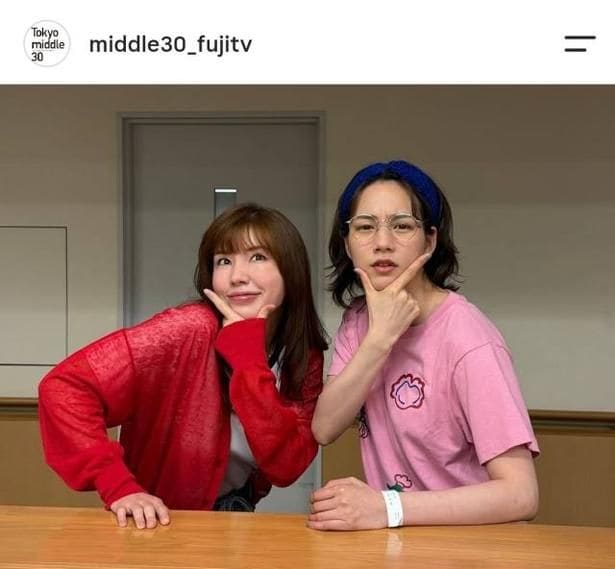 【写真】仲里依紗&のん、2人でお茶目ポーズ披露の仲良しオフショット