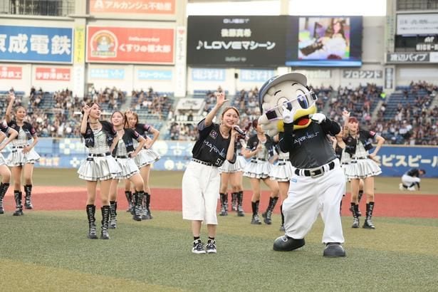 千葉ロッテマリーンズの公式チアパフォーマー「M☆Splash!!」と一緒に「LOVEマシーン」を披露した後藤真希
