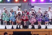 CANDY TUNE、コント「少年少女合唱隊」でスペシャルライブ　春日俊彰らは筋肉全開で「ヒゲダンス」＜ドリフに大挑戦＞