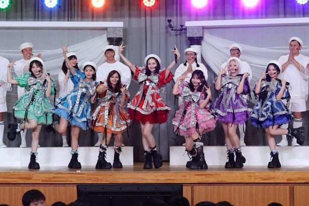 CANDY TUNE、コント「少年少女合唱隊」でスペシャルライブ　春日俊彰らは筋肉全開で「ヒゲダンス」＜ドリフに大挑戦＞
