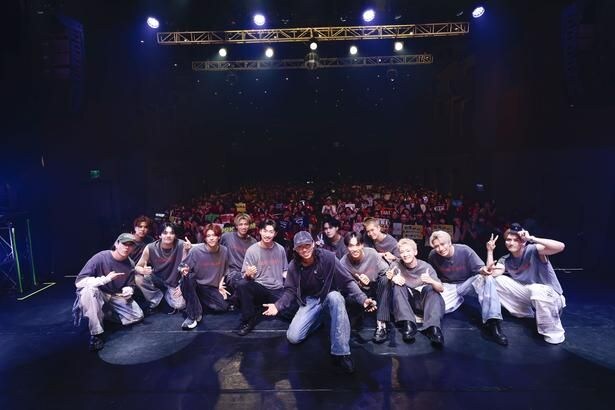 観客をバックに公演後に記念撮影に臨んだEXILE AKIRAたち