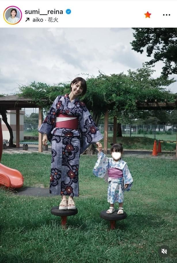 【写真】鷲見玲奈、娘とと遊具に立つ浴衣姿
