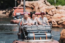 Mrs. GREEN APPLEが夏の東京ディズニーリゾートへ　“びしょ濡れMAX”に大興奮＜テレビ×ミセス＞