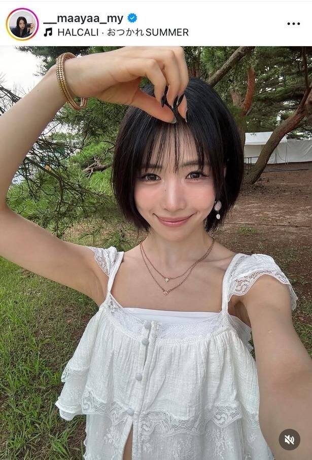 【写真】NiziU・MAYA、透明感あふれる白の“ノースリーブ”ワンピ姿の自撮り姿