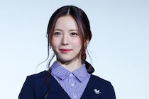 NiziU・MAYA、透明感あふれる白の“ノースリーブ”ワンピ姿の自撮り姿に「天使すぎ」「日本の光」と反響