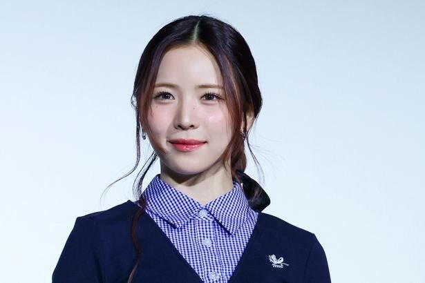 NiziU・MAYA、透明感あふれる白の“ノースリーブ”ワンピ姿の自撮り姿に「天使すぎ」「日本の光」と反響