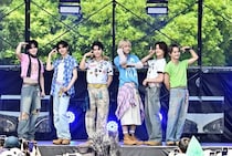 DXTEEN、野外フェス「LuckyFes'26」で全7曲披露、定番の”乾杯”や「Wanna」でファン魅了