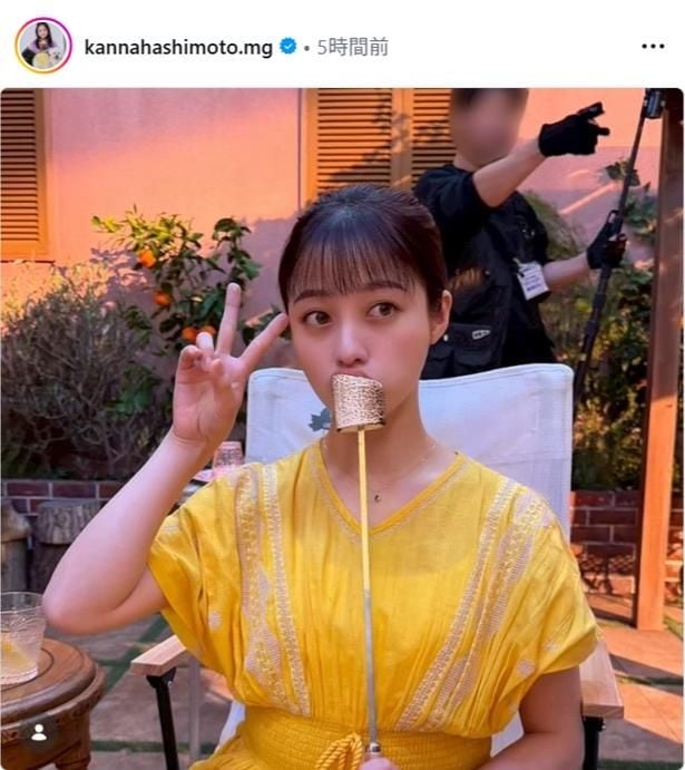 【写真】黄色のワンピース姿の橋本環奈、マシュマロを手におちゃめな表情