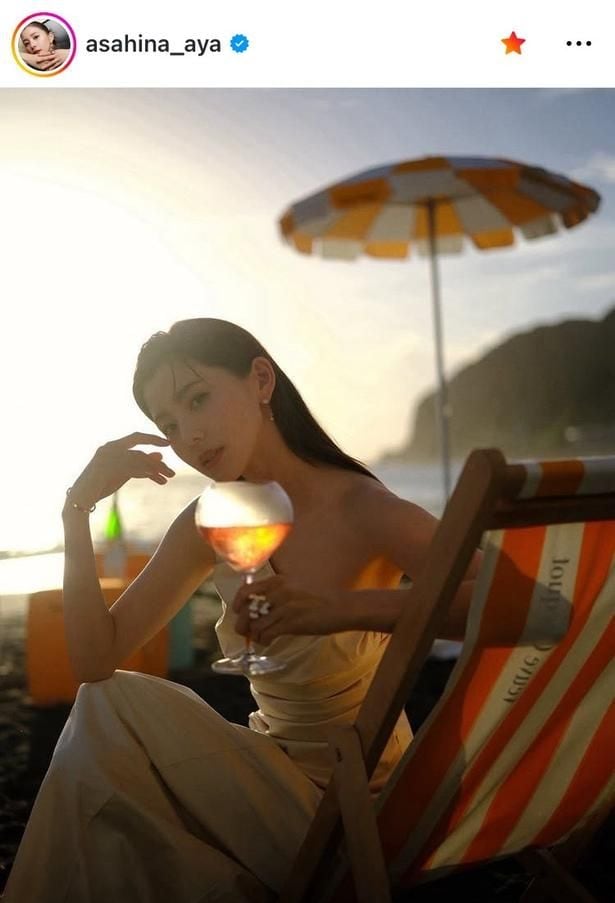 【写真】朝比奈彩、“オフショル”ドレスでグラス片手の姿