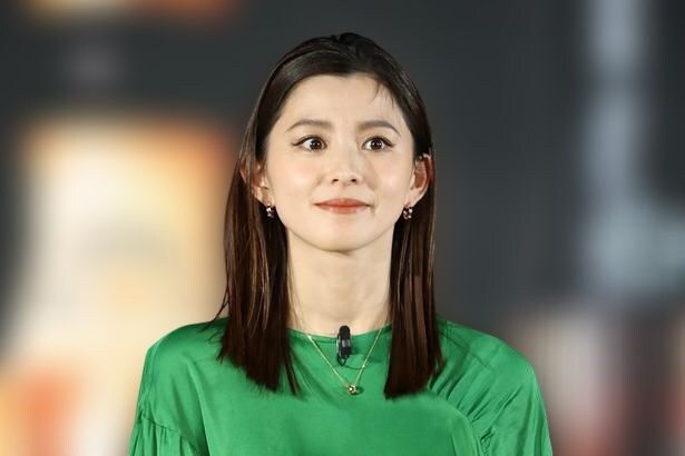 海と夕日の光を味方にして…朝比奈彩、“オフショル”ドレスでグラス片手の姿に「極美」「美人すぎ」の声
