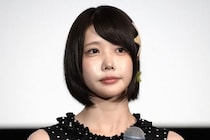 あの、淡いブルーのシースルーコーデで自身のパネルと並んだショットを公開　遊び心のあるポーズに多数の「いいね！」