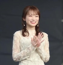 ショートヘアにばっさり…秋元真夏、両腕を上げて耳に掲げる“おちゃめ”な姿に「メロメロ」「いい笑顔」