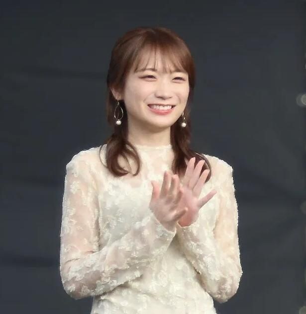 ショートヘアにばっさり…秋元真夏、両腕を上げて耳に掲げる“おちゃめ”な姿に「メロメロ」「いい笑顔」