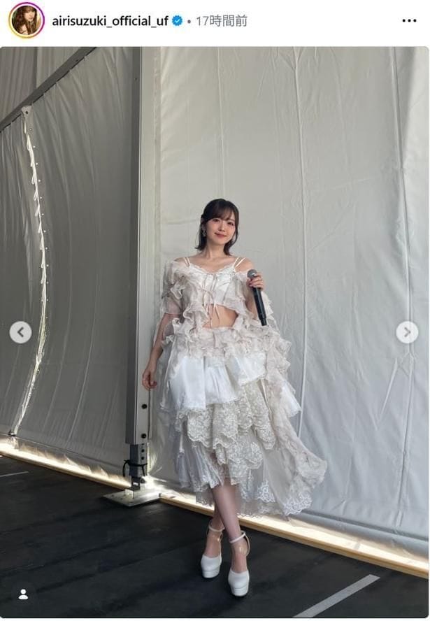【写真】鈴木愛理、全身フリルの白衣装にお腹がチラリ