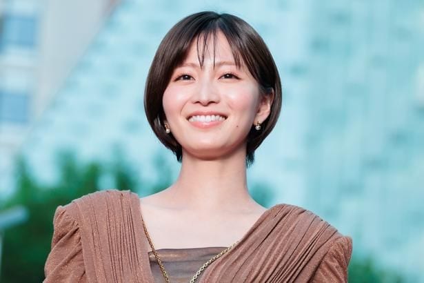 岡崎紗絵、コーヒー片手にはにかむ笑顔のオフィスショットに「ツンデレ麻里子さんわいい」の声＜告白－25年目の秘密－＞