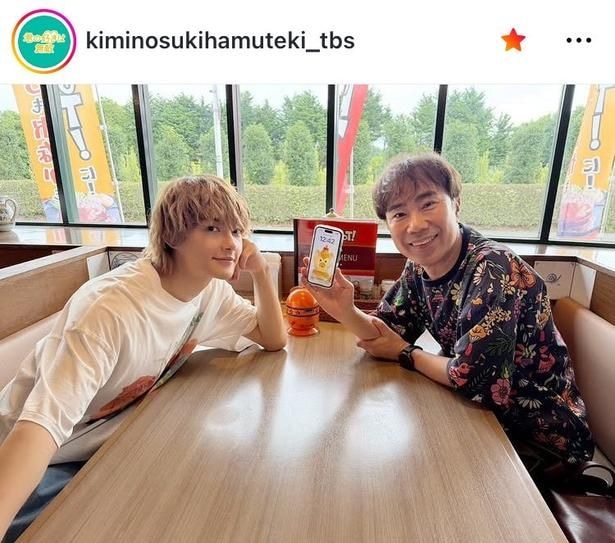 【写真】頬づえ姿と花柄シャツが好対照…佐野勇斗＆藤井隆、“キラキラ”笑顔