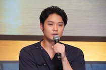“穏やか”な眼差しに心ほどける…磯村勇斗、“車椅子を体験中”の姿に「かっこいい」＜クロスロード＞