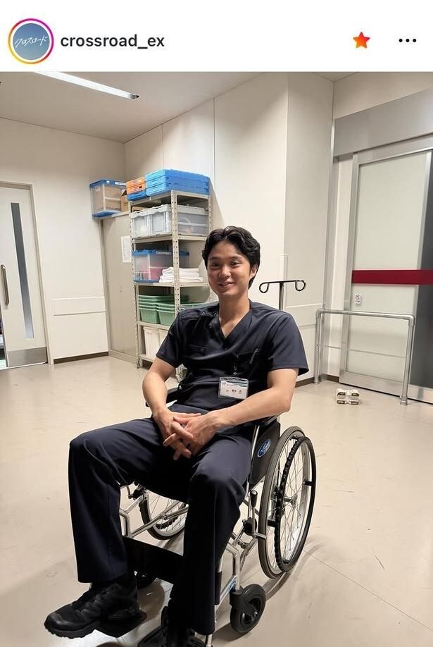 【写真】磯村勇斗、“車椅子を体験中”の姿