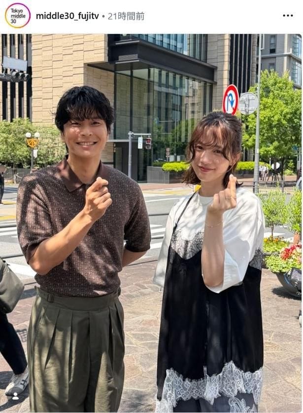 【写真】のん&朝井大智、仲良く“指ハート”ポーズをするツーショット