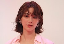 のん＆朝井大智、お茶目な“指ハート”ポーズ披露…のんのコーディネートにも「かわいい」の声＜Tokyo middle 30＞