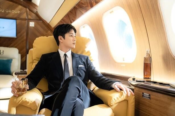「ビジュ優勝！」“代役なし”アクションも披露のアン・ボヒョンに視線集中＜財閥 x 刑事2＞