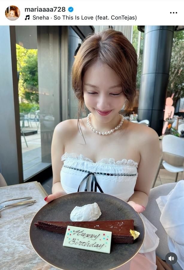 【写真】谷まりあ、“白ノースリ”コーデで誕生日プレートと2ショット…嬉しそうに見つめる姿がかわいい…