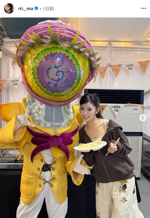 【写真】華奢なインナー×ダボッとパーカーを纏ったNiziU・RIMA、「LuckyFes」のキャラクターとツーショット