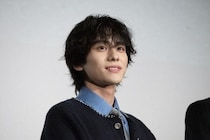 山下幸輝、美顔器片手に大人っぽい表情でカメラを見つめるショット…「美人さん過ぎる」の声＜告白－25年目の秘密－＞