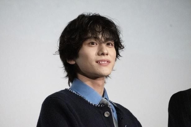 山下幸輝、美顔器片手に大人っぽい表情でカメラを見つめるショット…「美人さん過ぎる」の声＜告白－25年目の秘密－＞