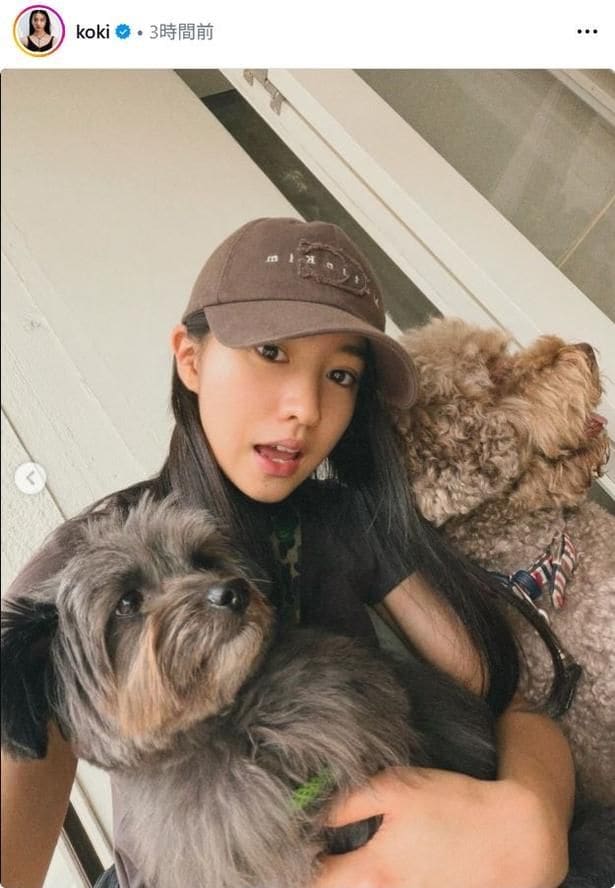 【写真】Koki,、キャップ&Tシャツのカジュアルコーデで愛犬と自撮り