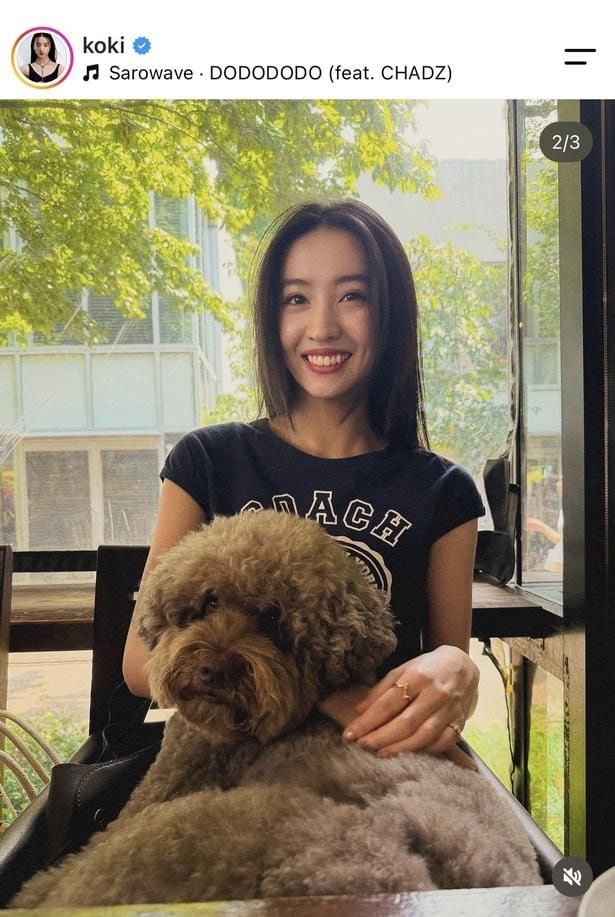 【写真】Koki,、黒Tシャツのカジュアルなコーディネートでリラックスした姿
