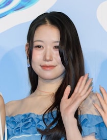 “大胆オフショル”スタイルで魅了　ME:I・MOMONA、絶妙な肌見せ“大人マリンコーデ”披露「モアナと伝説の海」イベント登壇