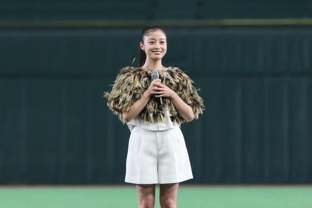 橋本環奈、巨人×阪神戦で始球式 ノーバン逃すも「成果としては100点」