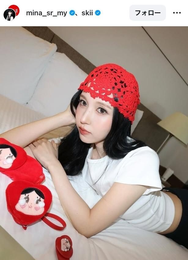 【写真】赤い帽子が鮮烈映え…TWICE・ミナ、黒髪×白Tの超シンプルコーデ