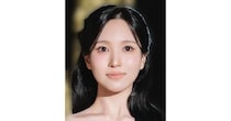 赤い帽子が鮮烈に映える…TWICE・ミナ、黒髪×白Tでベッドで寝転ぶ1枚に「天使」と世界中から絶賛