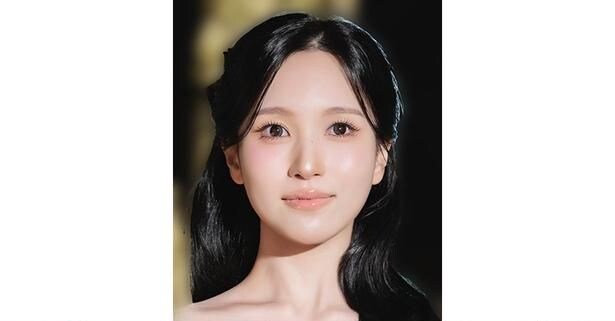 赤い帽子が鮮烈に映える…TWICE・ミナ、黒髪×白Tでベッドで寝転ぶ1枚に「天使」と世界中から絶賛