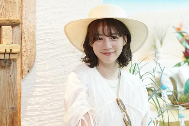 麦わら帽子をかぶり、夏のおしゃれがかわいい遥(のん)
