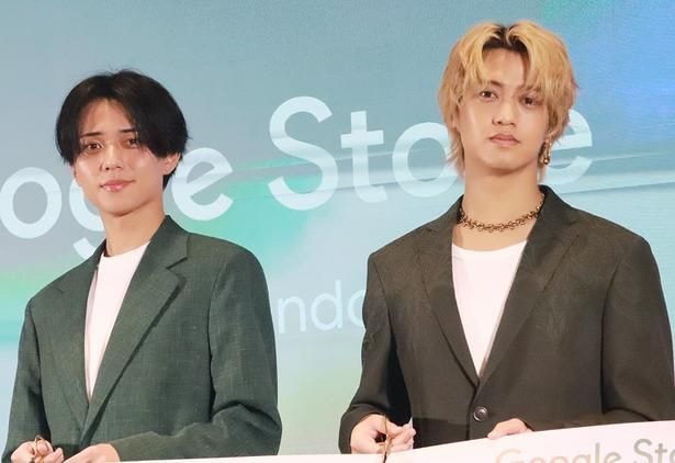 永瀬廉&高橋海人が「Google Store 表参道」オープンを祝福 永瀬のテープカットを優しく見守る場面も