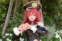タイトな衣装の「NIKKE」コスプレイヤーたち「ワンサイズ小さい衣装を選び、体のラインを強調しました」＜acosta!＞