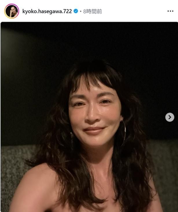 【写真】大人の魅力が満載…長谷川京子、カメラに向かって優しく微笑むショット