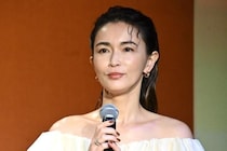長谷川京子、暗がりな室内で見せる微笑みショットを披露　おでこのぞくオン眉スタイルに「美しすぎます」の声
