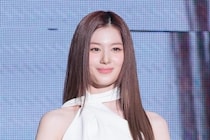 TWICE・サナ、白ノースリーブのナチュラルな姿…恐竜のオブジェに手を添える横顔ショットに「美」「究極の存在」の声
