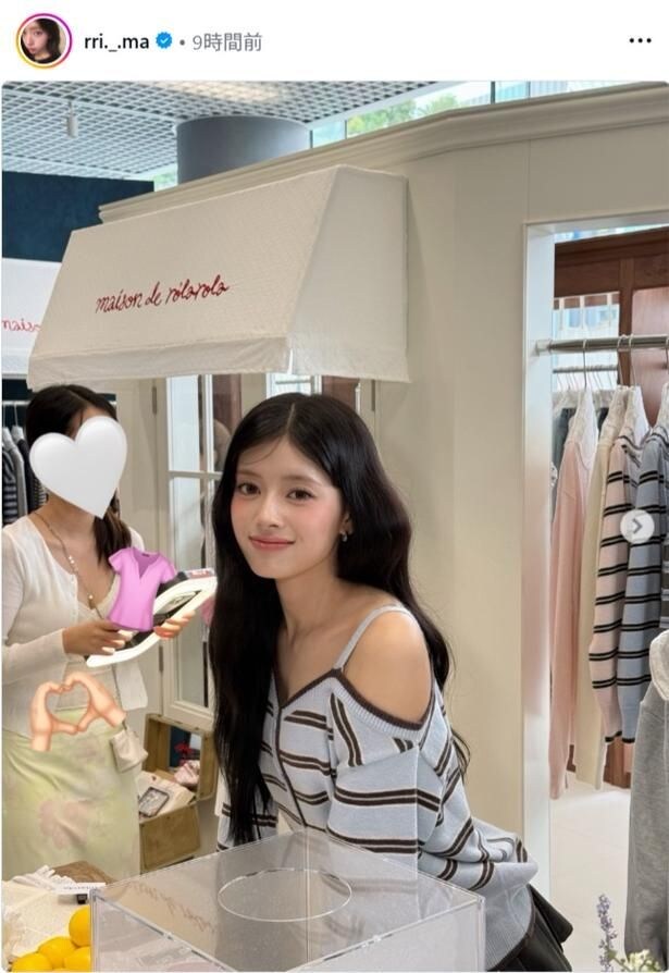 【写真】NiziU・RIMA、ボーダーの“肩出し”ニット×ウェーブヘア