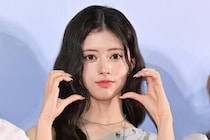 NiziU・RIMA、“肩出し”ニット×ウェーブヘアの姿に「かわいすぎる」「ビジュ良すぎる」の声