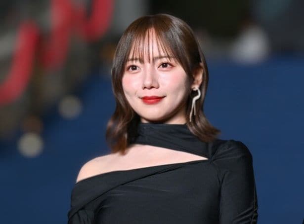 制服美女4人の一体感…齊藤京子、椿原愛&趣里&奥貫薫と仲良く“ピース”姿を披露<大空港~GATE24~>