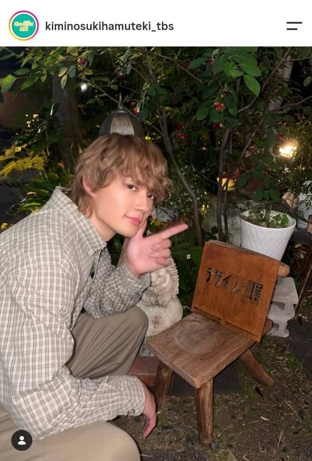 【写真】佐野勇斗、「デザイン瀬尾」の看板前で決めショット披露