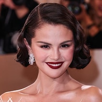 “4億フォロワー”セレーナ・ゴメス、夫との甘々2ショットに160万「いいね！」出演作「マーダーズ・イン・ビルディング」共演者と仲良しショットも