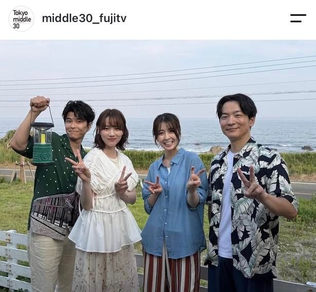 【写真】のん&朝井大智ら4人が海をバックに最高の笑顔
