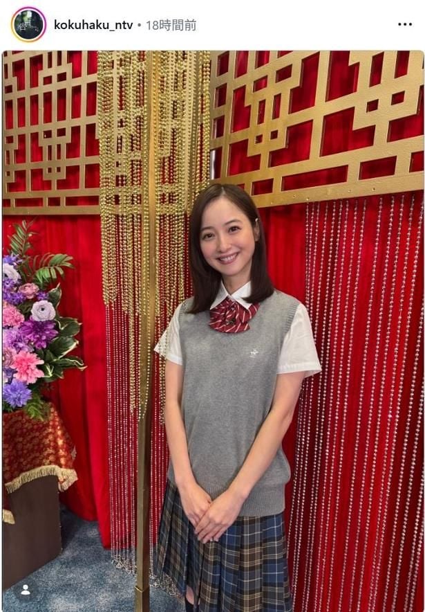 【写真】グレーのベストにチェックスカート…制服姿の佐々木希