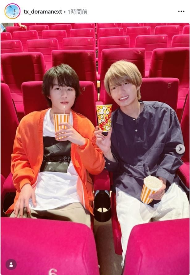 【写真】リラックスした表情に癒される…奥智哉&杢代和人、ポップコーンカップやドリンクを手にした姿